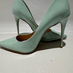 L'INTERVALLE Teeva Green Naplack
Elegant Heels with Pointed Toe